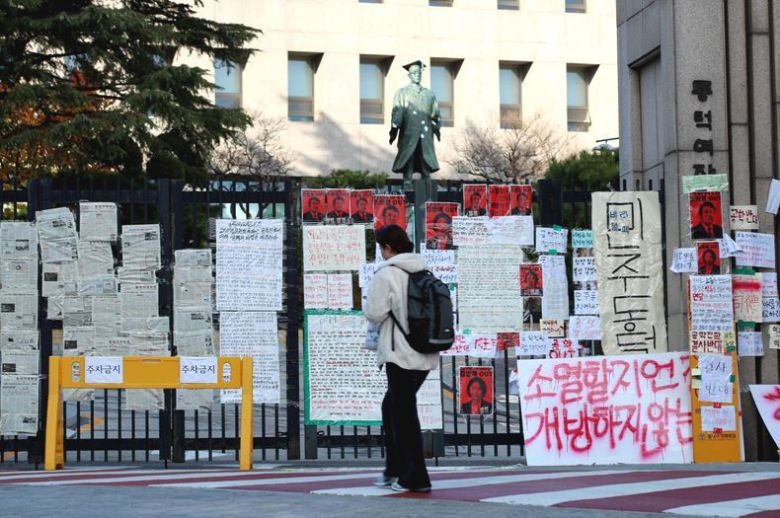 동덕여대 정문에 붙어 있는 대자보들