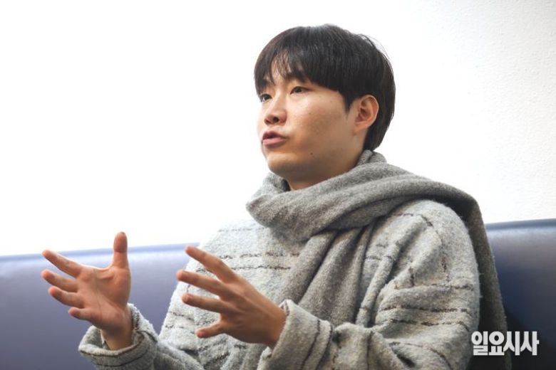 옥현수 작가가 <일요시사>와 인터뷰를 갖고 있다. ⓒ천재율 기자