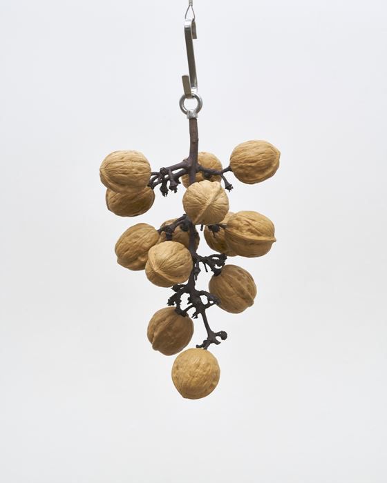 Gratefull, 13 modular walnuts, bronze, jesmonite, 24 x 14 x 14 cm ⓒ이의성