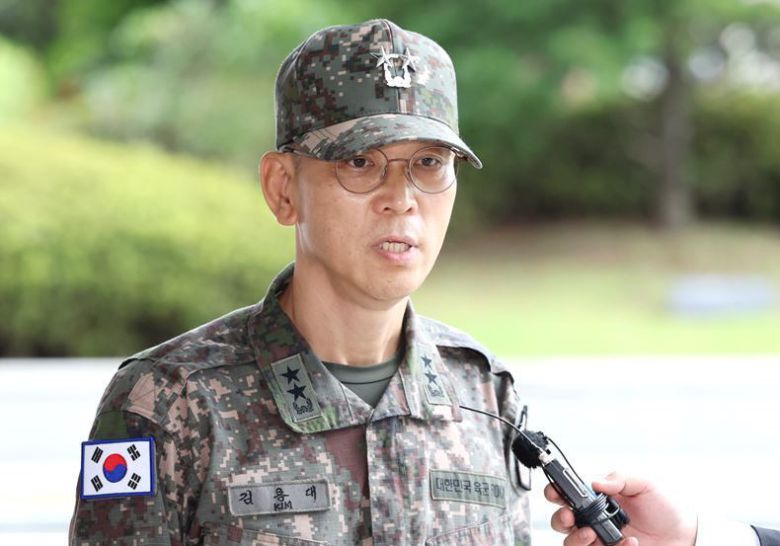 취재진 질문에 답변 중인 김용대 전 드론작전사령관 ⓒ고성준 기자