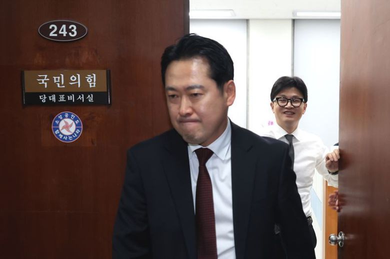 지난 2024년 12월11일, 한동훈 국민의힘 대표(사진 오른쪽)가 웃으면서 화가 난 표정으로 당 대표 비서실을 나서는 장동혁 당시 당 대표 비서실장을 바라보고 있다. ⓒ뉴시스