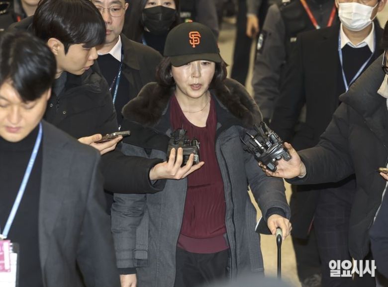 지난 11일, 인천국제공항을 통해 입국하면서 취재진 질문 받고 있는 김경 서울시의원 ⓒ고성준 기자