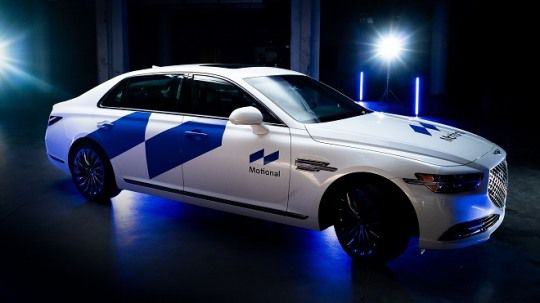 모셔널 로고로 래핑한 제네시스 G90.