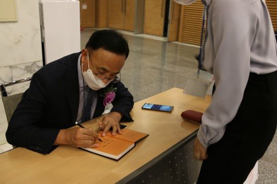 김영익 서강대 경제대학원 교수가 저자 사인회를 진행하고 있다. 사진=한국금융