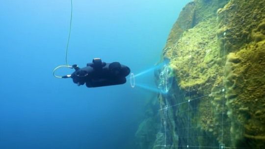 포스코건설이 수중드론을 이용해 해저지반을 탐색하고 있다./사진제공=포스코이앤씨