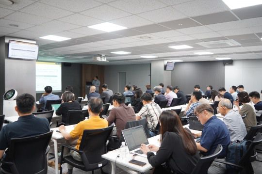 강성호 보험연구원 선임연구원이 30일 오후 열린 '초고령사회를 대비한 개인연금 경쟁력 제고방안'에서 주제발표를 하고 있다. 사진 제공=보험연구원