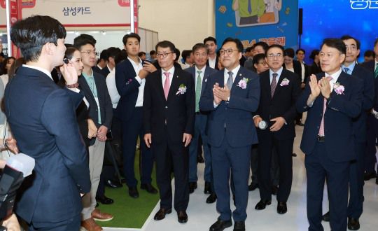 김병환 금융위원장이 21일 오전 서울 중구 동대문디자인플라자에서 열린 '2024 금융권 공동채용 박람회'에 참석해 행사 부스를 둘러보고 있다./사진제공=금융위