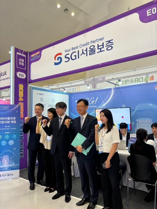 이명순 SGI서울보증 대표이사 사장이 21일 오전 서울 중구 동대문디자인플라자에서 열린 '2024 금융권 공동채용 박람회'에서 SGI서울보증 부스를 방문해 임직원들과 기념 촬영을 하고 있다./사진 = 김다민 기자