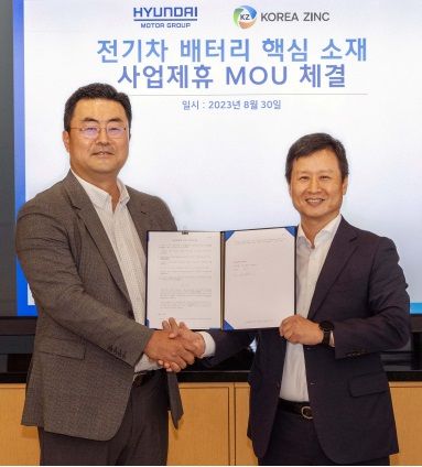 김흥수 현대차 부사장(왼쪽)과 박기덕 고려아연 사장, 현대차그룹-고려아연 사업제휴 MOU 체결식, 2023년 8월 31일 서울 파르나스타워. 사진=현대차