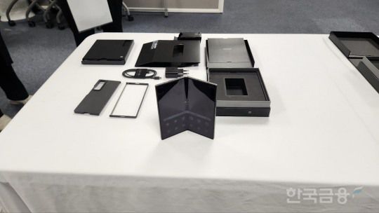 삼성 갤럭시Z폴드 SE 구성품. / 사진=김재훈 기자