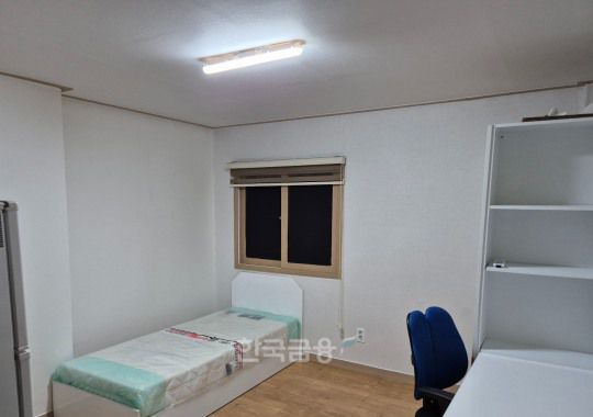 노량진 한 원룸 현관에서 촬영한 내부 전경이다. 관리비는 별도이고 보증금 500만원에 월세 60만원 수준이다. / 사진=한상현 기자