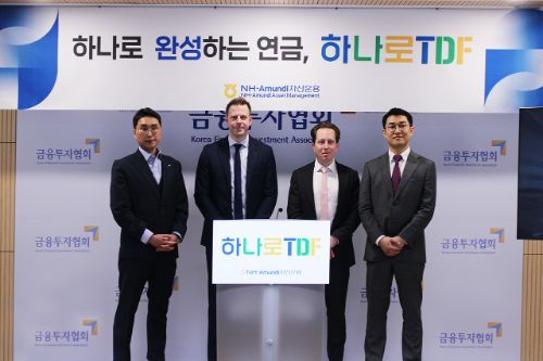 NH-Amundi자산운용은 15일 여의도 금융투자협회에서 '하나로 TDF' 기자간담회를 개최했다. 좌측부터 NH-Amundi운용 조경희 WM연금사업1팀장, 올스프링자산운용 프랭크 쿡(Frank Cooke) 글로벌솔루션 헤드, 마티아스 샤이버(Matthias Scheiber) 멀티에셋 헤드, NH-Amundi운용 김석환 하나로TDF 운용역. / 사진제공= NH-Amundi자산운용(2025.05.15)