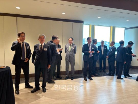 2025한국금융미래포럼 전 은행회관 16층 뱅커스클럽에서 금융 리더들이 이야기를 나누고 있다./사진=전하경 기자