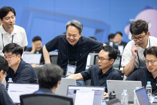 진옥동 신한금융그룹 회장(사진 가운데)이 AI 실습 미션 수행 중인 경영진들과 담소를 나누고 있다. / 사진제공=신한금융그룹