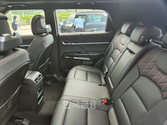 KGM 액티언 하이브리드 뒷자석 인테리어. / 사진=김재훈 기자