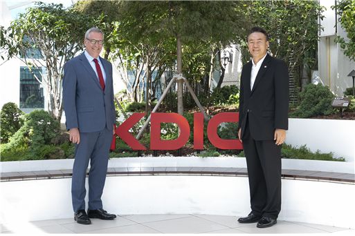 지난달 22일 예금보험공사 유재훈 사장(사진 우측)과 EU SRB 도미니크 라부헤익스 의장(사진 좌측)이 면담 후 기념촬영을 하고 있다. / 사진제공=예금보험공사