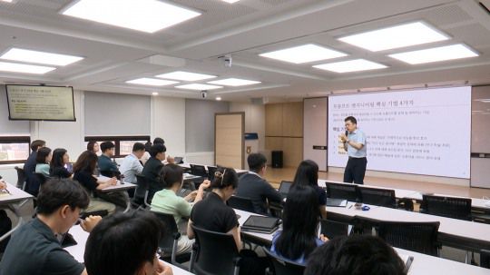 NH농협생명(대표 박병희)은 28일 서대문구 본사에서 파이낸스데이터코리아 이승준 대표가 생성형 AI 활용 특별강연을 하고 있다./사진제공=농협생명