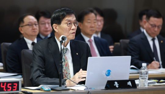이창용 한국은행 총재가 20일 한은에서 열린 기획재정위원회의 국정감사에 출석해 답변하고 있다. / 사진제공= 한국은행(2025.10.20)