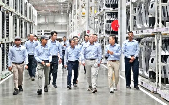 현대차그룹 정의선 회장이 기아 인도 아난타푸르공장 임직원들과 함께 생산 라인을 점검하고 있다.(앞줄 오른쪽부터 벤카데시 기아 인도공장 생산실장, 김용권 기아 인도권역 CMO, 정의선 회장). / 사진=현대차그룹