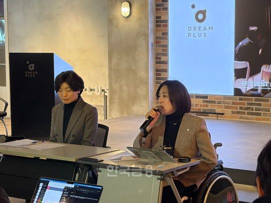 최보윤 국민의힘 의원이 디지털자산특위 업계 정책간담회가 끝난 직후 백브리핑을 진행하고 있다. / 사진=한국금융신문(2026.1.14)