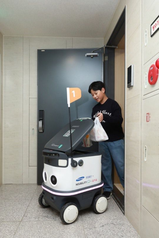 아파트 세대 현관까지 도착한 음식배달로봇./사진제공=삼성물산 건설부문
