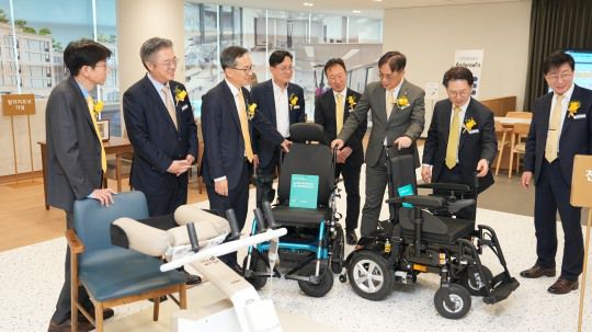 서울 역삼동 KB라이프타워에 마련된 에이지테크랩(Age Tech Lab)에서 관계자들이 전동휠체어 체험을 하고 있다. 사진제공=KB금융