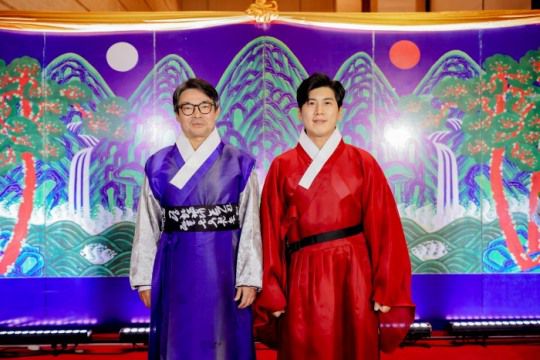 지난해 12월 열린 한.미얀마 수교 50주년 기념 한복패션소에서 기념촬영하고 있는 정사무엘 회장(오른쪽)