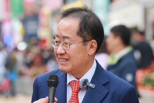홍대거리 찾은 국민의힘 홍준표 대선 경선 후보
    (서울=연합뉴스) 신현우 기자 = 국민의힘 홍준표 대선 경선 후보가 27일 서울 마포구 KT&G상상마당 인근 홍대거리에서 기자 간담회를 하고 있다. 2025.4.27
    nowwego@yna.co.kr
(끝)


<저작권자(c) 연합뉴스, 무단 전재-재배포, AI 학습 및 활용 금지>