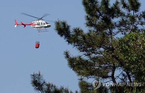 (대구=연합뉴스) 김현태 기자 = 대구에서 발생한 대형 산불이 이틀 만에 진화됐다가 일부에서 재발화한 가운데 30일 대구 북구 산불 현장에서 소방헬기가 진화작업을 하고 있다. 2025.4.30 mtkht@yna.co.kr