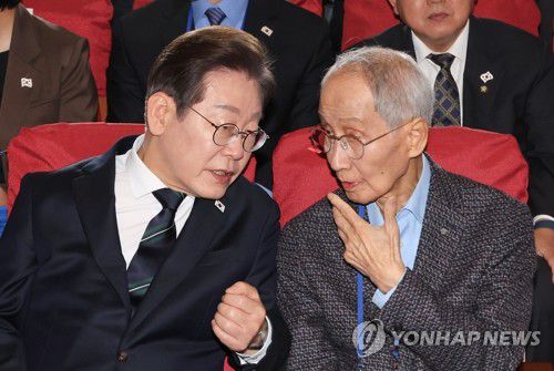 (서울=연합뉴스) 김주성 기자 = 더불어민주당 이재명 대선 후보가 30일 서울 여의도 국회 의원회관에서 열린 더불어민주당 제21대 대통령선거 '진짜 대한민국' 중앙선거대책위원회 출범식에서 윤여준 상임 총괄선대위원장과 대화하고 있다. 2025.4.30 utzza@yna.co.kr