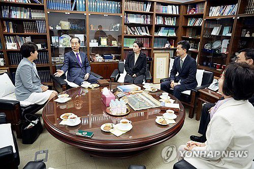 (서울=연합뉴스) 대선 출마를 선언한 무소속 한덕수 예비후보가 일요일인 4일 예배 참석차 서울 종로구 종교교회를 찾아 전창희 담임 목사 등 교회 관계자들과 대화하고 있다. 2025.5.4 
    [한덕수 캠프 제공. 재판매 및 DB 금지] hkmpooh@yna.co.kr