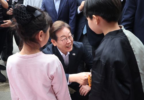 경기도 양평군 양평물맑은시장에서 어린이들과 대화하는 민주당 이재명 후보. [사진 제공] 연합뉴스