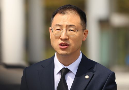 김상욱 의원이 8일 서울 동작구 현충원에서 참배 후, 국민의힘 탈당 입장을 밝히고 있다는 모습. [사진 제공] 연합뉴스