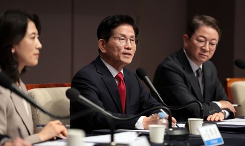 질문에 답하는 김문수 대선 후보
    (서울=연합뉴스) 김인철 기자 = 국민의힘 김문수 대선 후보가 8일 서울 중구 한국프레스센터에서 열린 관훈클럽 토론회에서 패널의 질문에 답하고 있다. 2025.5.8
    yatoya@yna.co.kr
(끝)


<저작권자(c) 연합뉴스, 무단 전재-재배포, AI 학습 및 활용 금지>