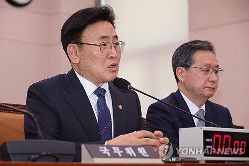 (서울=연합뉴스) 박동주 기자 = 30일 서울 여의도 국회에서 열린 법제사법위원회 전체회의에서 유상임 과학기술정보통신부 장관이 SKT 유심 해킹 사태 대책 관련 정청래 위원장의 질의에 답하고 있다. 2025.4.30 pdj6635@yna.co.kr