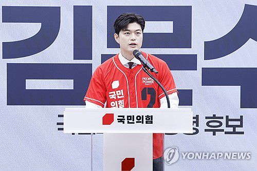 (서울=연합뉴스) 류영석 기자 = 국민의힘 비상대책위원장으로 내정된 김용태 당 공동선거대책위원장이 12일 서울 영등포구 여의도 국민의힘 중앙당사에서 열린 중앙선대위 임명장 수여식에서 발언하고 있다. 2025.5.12 [공동취재] ondol@yna.co.kr