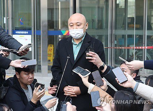 (수원=연합뉴스) 웹툰 작가 주호민이 지난해 2월 1일 수원지방법원에서 열린 주 씨의 아들을 정서적으로 학대한 혐의로 기소된 특수교사 A씨 1심 선고 공판이 끝난 후 취재진 질문에 답하고 있다. 수원지법 형사9단독 곽용헌 판사는 아동학대범죄의 처벌 등에 관한 특례법 위반 및 장애인복지법 위반 등 혐의로 불구속기소 된 A씨에 대해 벌금 200만원의 선고를 유예했다. 2024.2.1 [연합뉴스 자료사진. 재판매 및 DB 금지]
