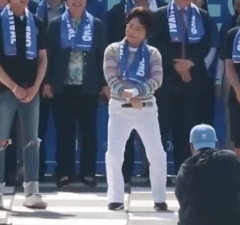 2023년 싸이의 '말춤'을 추는 이길여 총장 [온라인 커뮤니티 캡처]