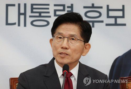 (서울=연합뉴스) 김주형 기자 = 국민의힘 김문수 대선 후보가 15일 서울 여의도 국회에서 열린 중앙선거대책위원회 회의 및 임명장 수여식에서 발언하고 있다. 2025.5.15 kjhpress@yna.co.kr