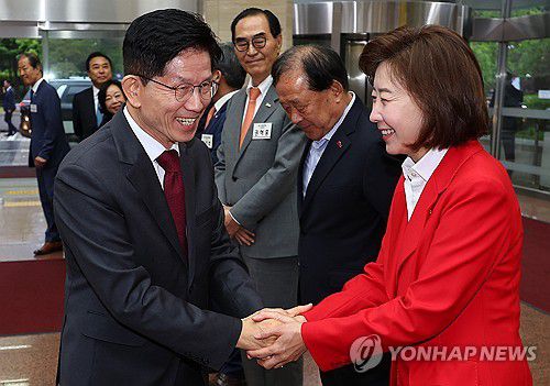 (서울=연합뉴스) 김도훈 기자 = 국민의힘 김문수 대선 후보가 지난 15일 '자랑스러운 중소기업인협의회 조찬 강연'이 열린 서울 영등포구 중소기업중앙회에 도착해 나경원 공동선거대책위원장과 인사하고 있다. 2025.5.15 superdoo82@yna.co.kr