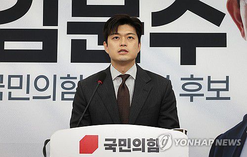 (서울=연합뉴스) 김주형 기자 = 국민의힘 김용태 비상대책위원장이 20일 서울 여의도 국회에서 김문수 후보 배우자 설난영, 더불어민주당 이재명 후보 배우자 김혜경 여사 등 대통령 후보 배우자 TV 토론을 제안하고 있다. 2025.5.20 kjhpress@yna.co.kr