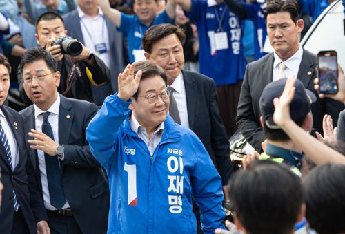 더불어민주당 이재명 대선 후보가 오늘(28일) 서울 왕십리역 광장에서 열린 성동구·동대문구 집중 유세 현장에 들어서고 있는 모습. [사진 제공] 연합뉴스