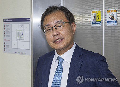 (서울=연합뉴스) 황광모 기자 = 순직 해병 수사 방해 의혹 사건을 수사하는 이명현 특별검사가 17일 서울 서초구 자신의 사무실에 출근하다 취재진과 만나 인터뷰하고 있다. 
    이 특검은 "오늘 중 특검 후보자를 대통령실에 제출할 계획"이라고 밝혔다. 2025.6.17 hkmpooh@yna.co.kr