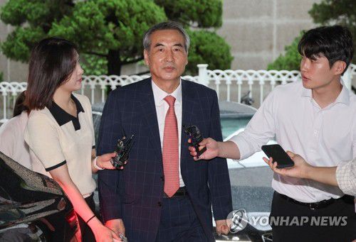 (서울=연합뉴스) 이진욱 기자 = 윤석열 전 대통령 부인 김건희 여사 관련 의혹을 수사하는 민중기 특별검사가 20일 서울 서초구 서초동에 마련된 임시 사무실로 출근하고 있다. 2025.6.20 cityboy@yna.co.kr