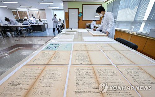 (서울=연합뉴스) 복원 관계관이 6·25전쟁 75주년을 맞아 지난 23일 충남 계룡대 육군기록정보관리단에서 열린 '중요 역사기록물 복원사업' 현장에서 복원 완료된 기록물에 대한 검수를 하고 있다. 2025.6.24 [육군 제공. 재판매 및 DB 금지] photo@yna.co.kr