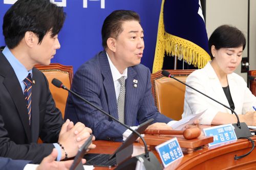 발언하는 김병기 당대표 직무대행
    (서울=연합뉴스) 김주성 기자 = 더불어민주당 김병기 당대표 직무대행 겸 원내대표가 2일 서울 여의도 국회에서 열린 최고위원회의에서 발언하고 있다. 2025.7.2
    utzza@yna.co.kr
(끝)


<저작권자(c) 연합뉴스, 무단 전재-재배포, AI 학습 및 활용 금지>