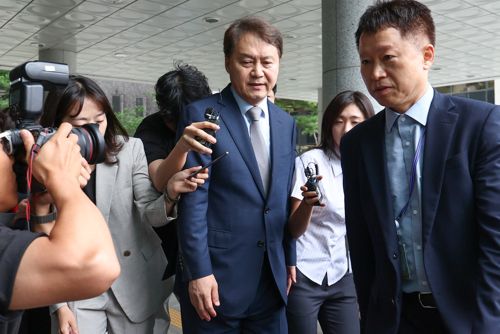 내란특검 출석하는 김주현 전 민정수석 
    (서울=연합뉴스) 김인철 기자 = 김주현 전 민정수석이 3일 내란특검 조사를 받기 위해 서초구 서울고검으로 들어서고 있다. 2025.7.3
     yatoya@yna.co.kr
(끝)


<저작권자(c) 연합뉴스, 무단 전재-재배포, AI 학습 및 활용 금지>