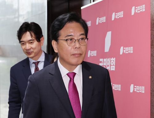 취재진 질문받는 송언석 비상대책위원장 
    (서울=연합뉴스) 박동주 기자 = 국민의힘 송언석 비상대책위원장 겸 원내대표가 7일 서울 여의도 국회에서 취재진의 질문을 받고 있다. 2025.7.7
    pdj6635@yna.co.kr
(끝)


<저작권자(c) 연합뉴스, 무단 전재-재배포, AI 학습 및 활용 금지>