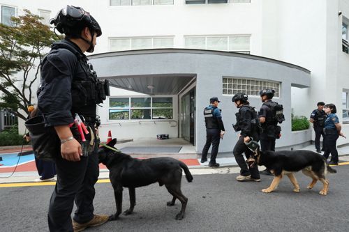 7일 서울 성북구 성신여대에 폭발물이 설치됐다는 의심 신고가 접수돼 경찰특공대 폭발물 처리반이 수색하고 있다. 2025.7.7 [연합뉴스 제공]