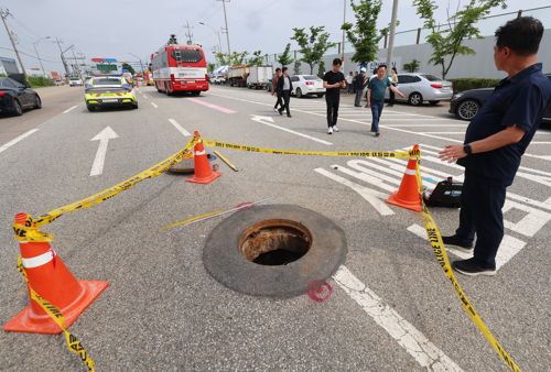 6일 40대 남성 1명이 심정지 상태로 구조되고 50대 남성 1명이 실종된 인천시 계양구 병방동 맨홀. 2025.7.6